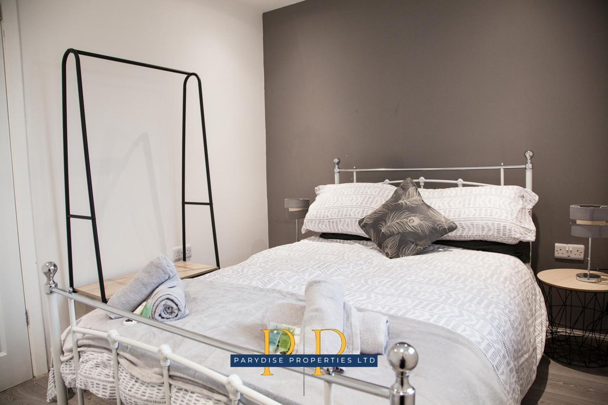The Knutton House - Spacious Comfort By Parydise Properties - Leisure & Business Stays - Sleeps 7 Newcastle-under-Lyme Exterior foto