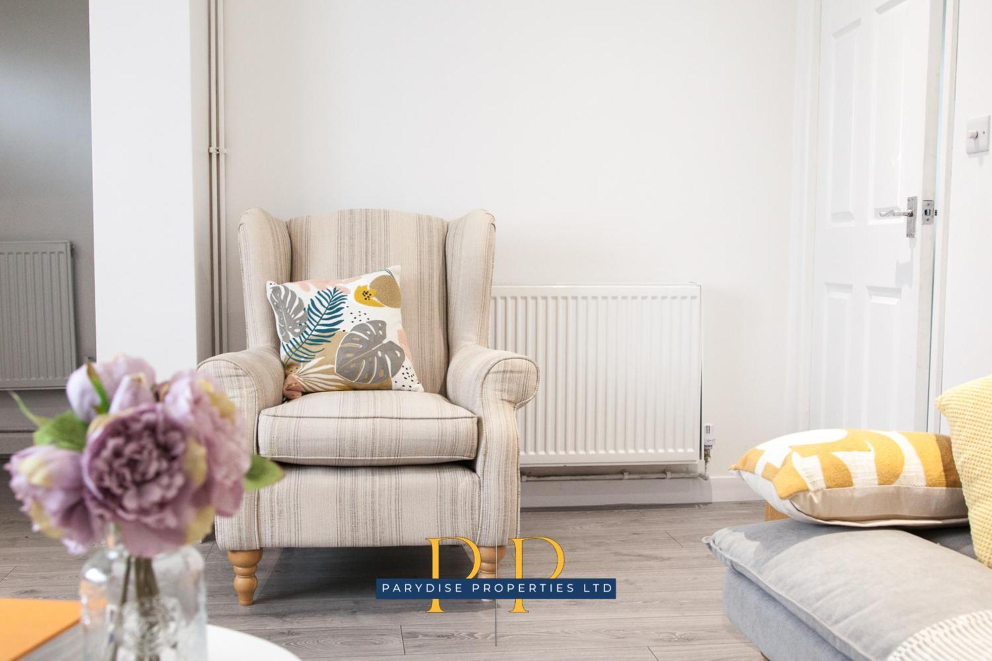 The Knutton House - Spacious Comfort By Parydise Properties - Leisure & Business Stays - Sleeps 7 Newcastle-under-Lyme Exterior foto